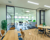 カフェテリアでリフレッシュ